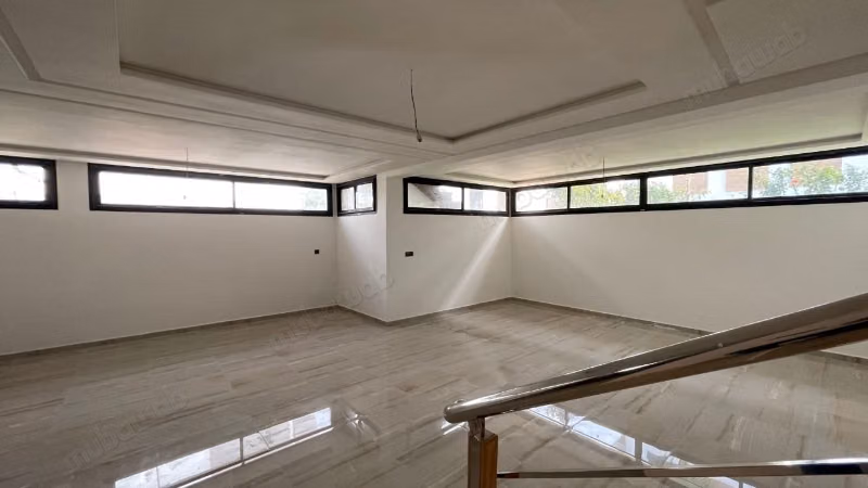 Luxe villa te huur in Harhoura. Oppervlakte 300 m². Typische Marokkaanse lounge, beveiligd verblijf