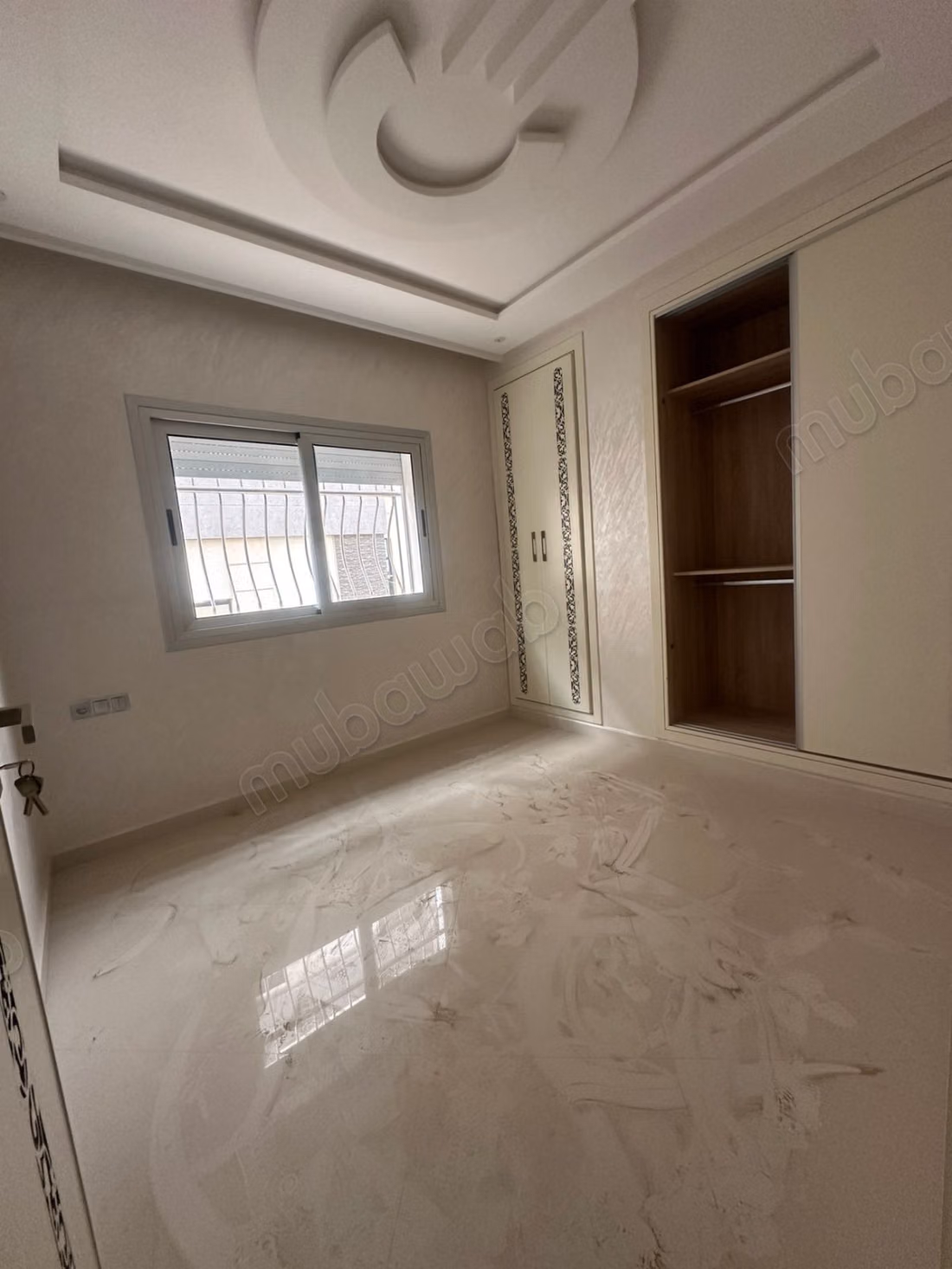 Appartamento vuoto con due camere da letto in affitto