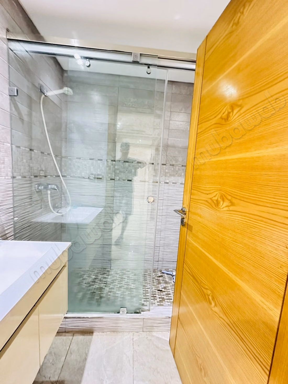 Alquile este apartamento en Belvédère. Superficie total 101 m². Bien amueblado