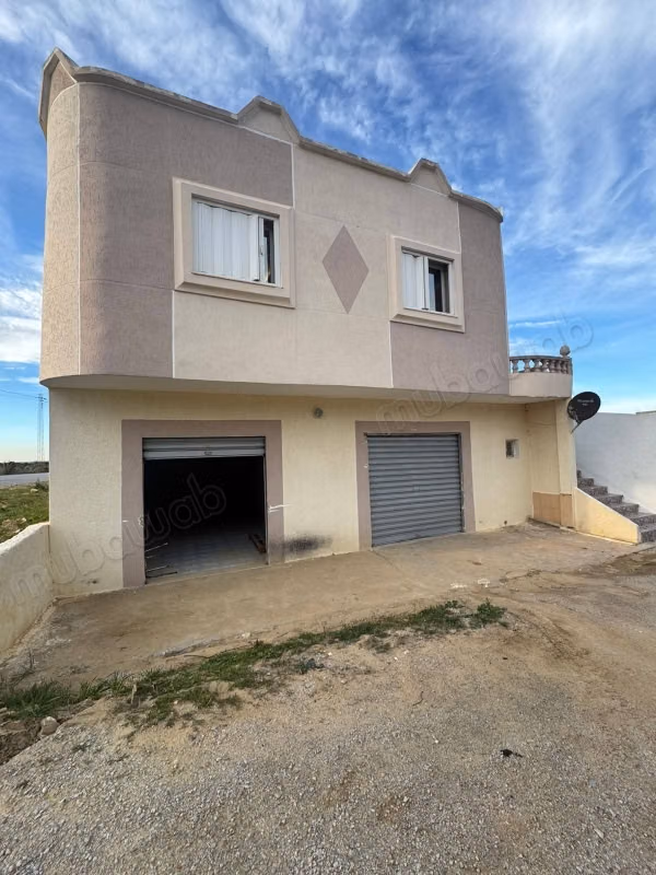 Maison sur deux niveaux à hammem el ghzez
