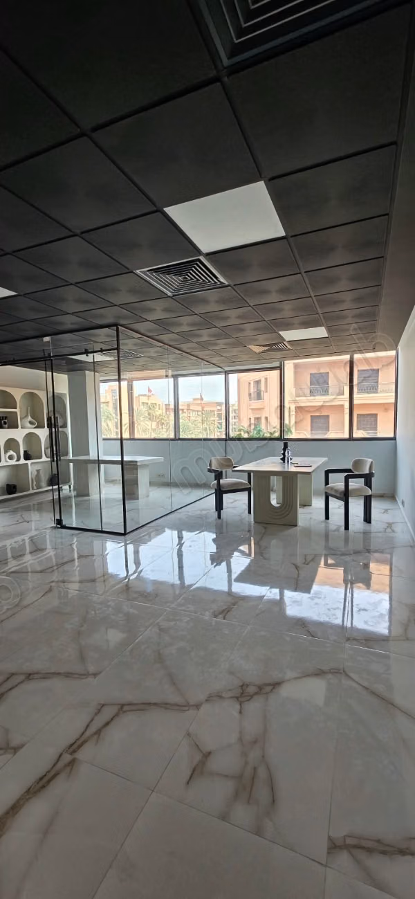 Ufficio commerciale in affitto a Guéliz. Superficie totale 58 m². Ascensore