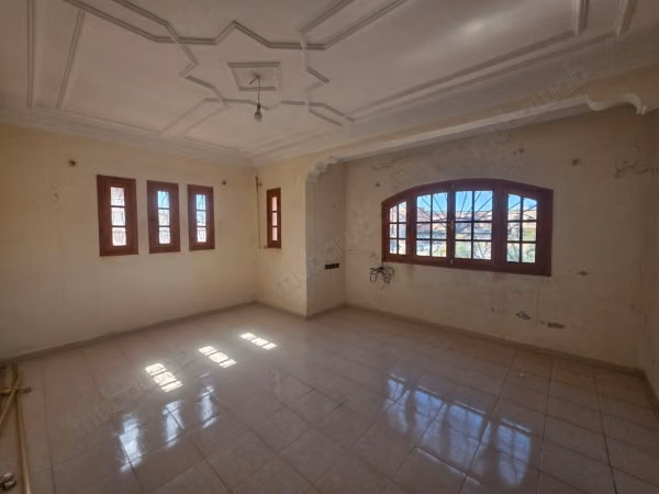 Magnifique villa à vendre à Daoudiat.
Superficie 356 m²