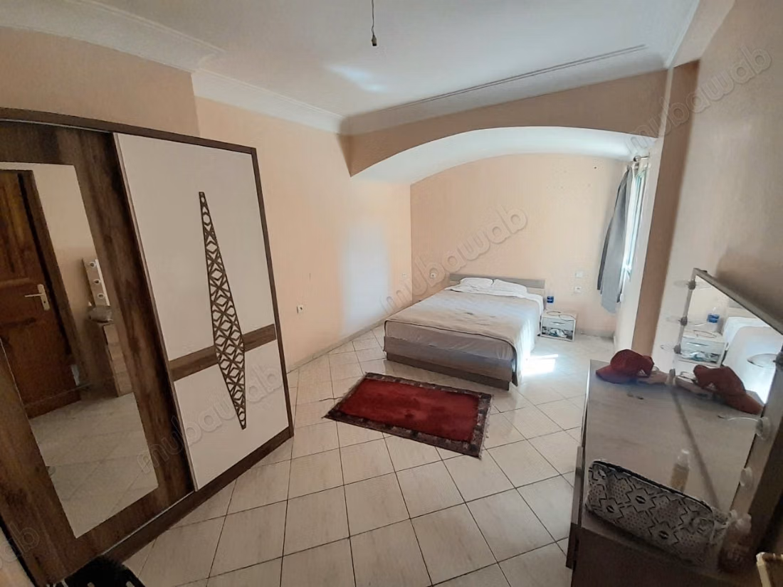 Appartement à louer à Daoudiat. Grande superficie de 115 m². Cave