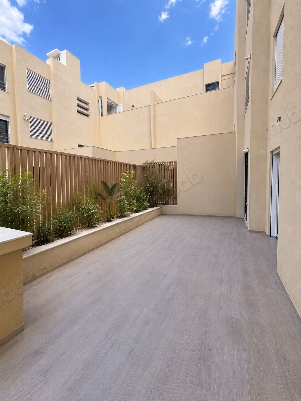 S1 avec grande terrasse à chotrana 1