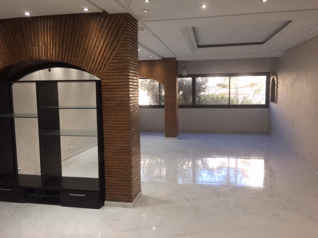Bel appartement en location en Hassan Centre Ville.
Surface de 104 m².
Cuisine entièrement équipée