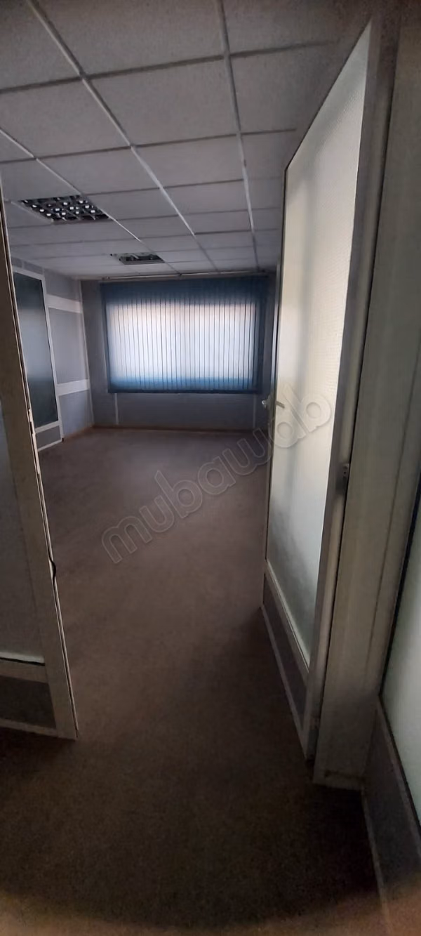 Oficinas en alquiler en Derb Omar. Superficie de 145 m². Ventanas de doble cristal