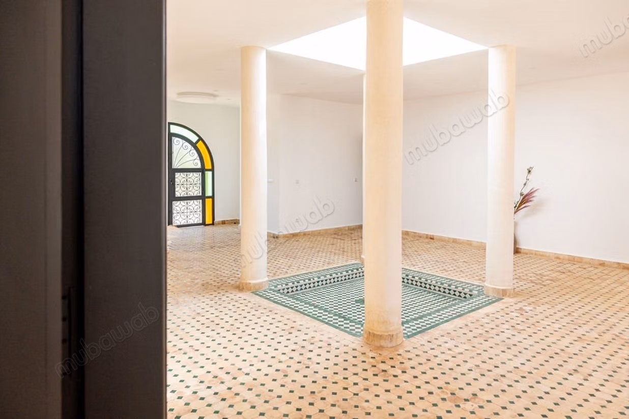 New single-storey villa with pool