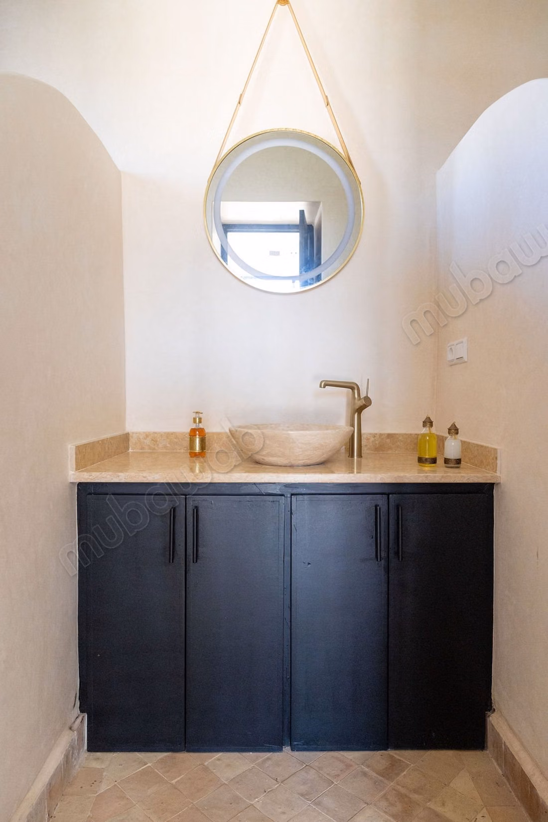 New single-storey villa with pool