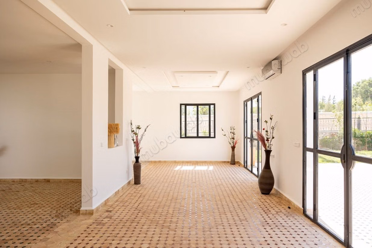 New single-storey villa with pool