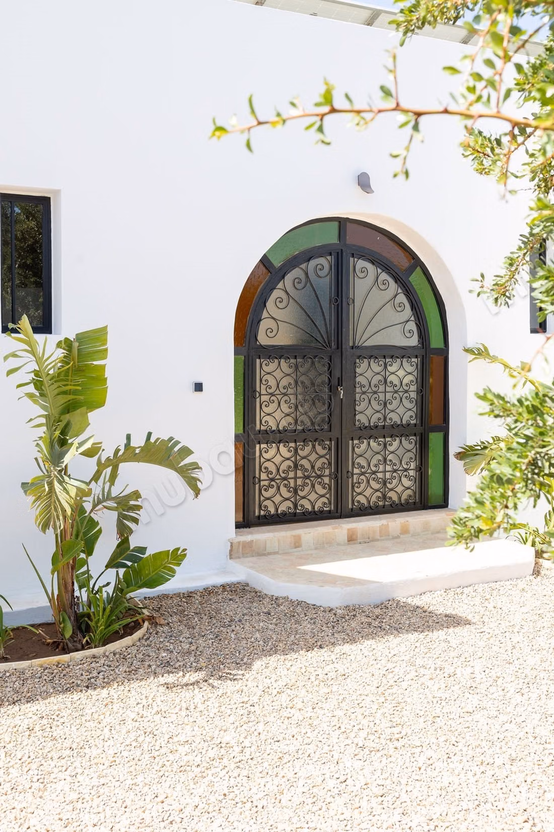 New single-storey villa with pool