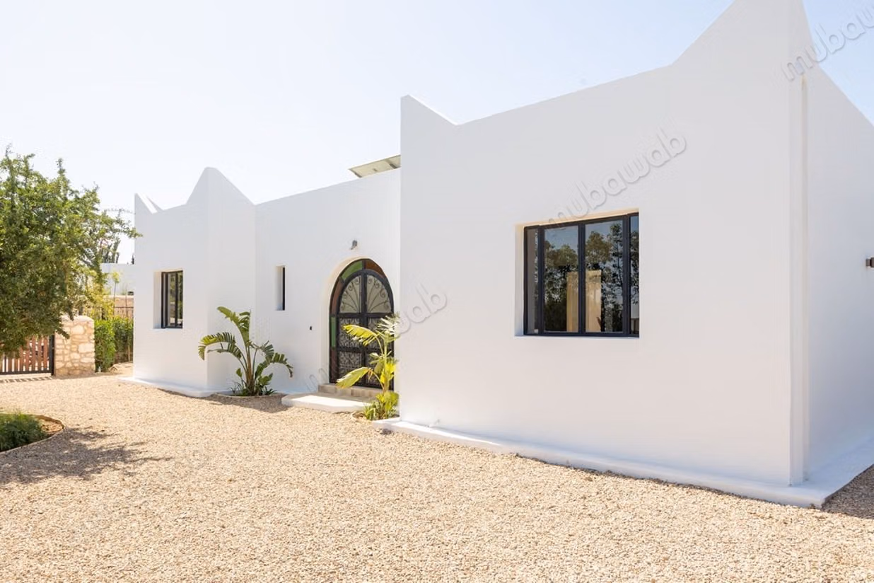 New single-storey villa with pool