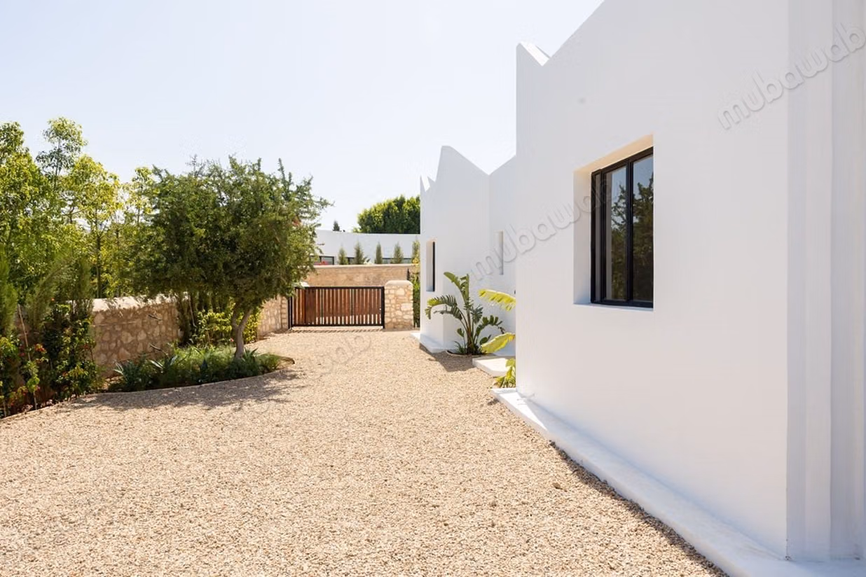New single-storey villa with pool