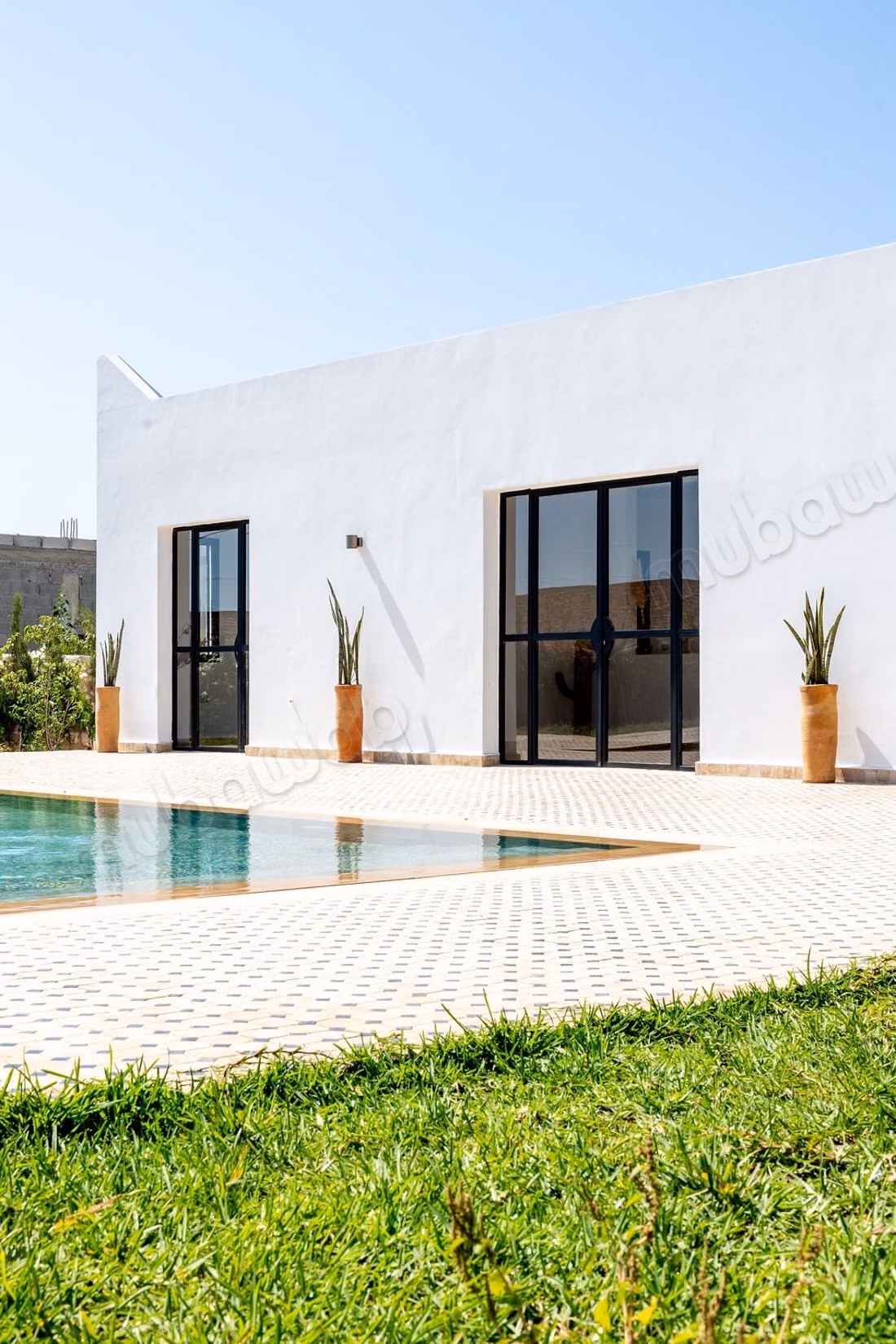 New single-storey villa with pool