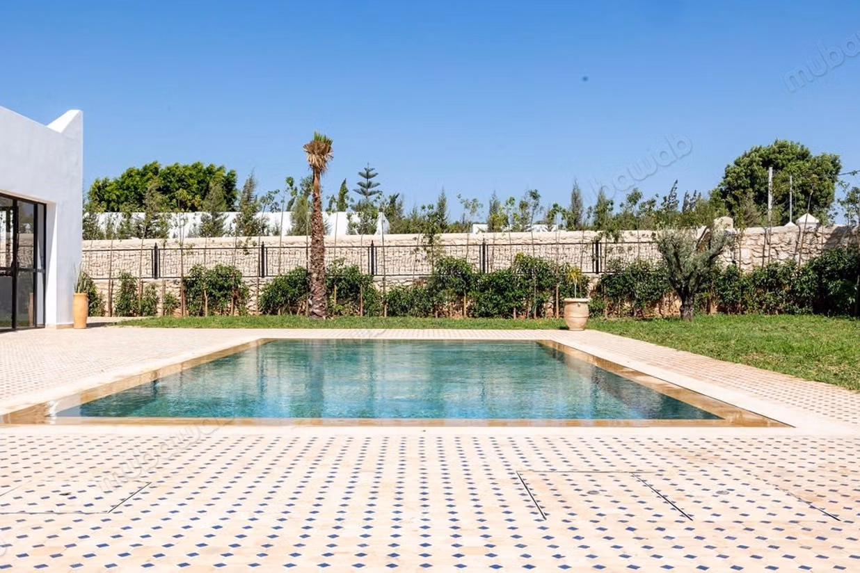 New single-storey villa with pool