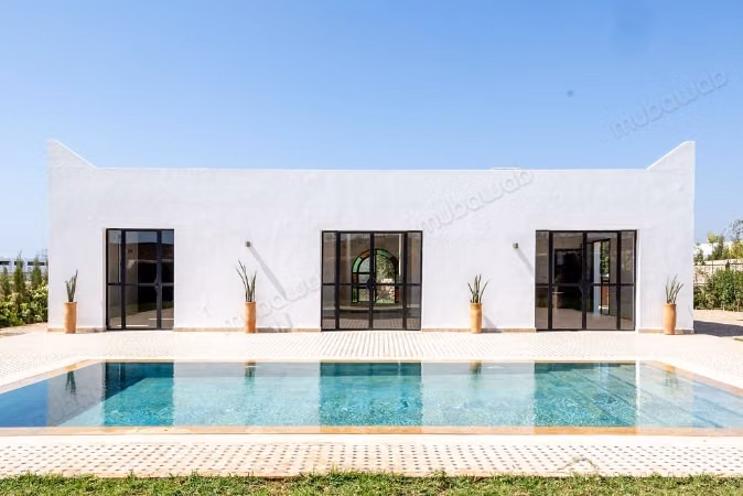 New single-storey villa with pool