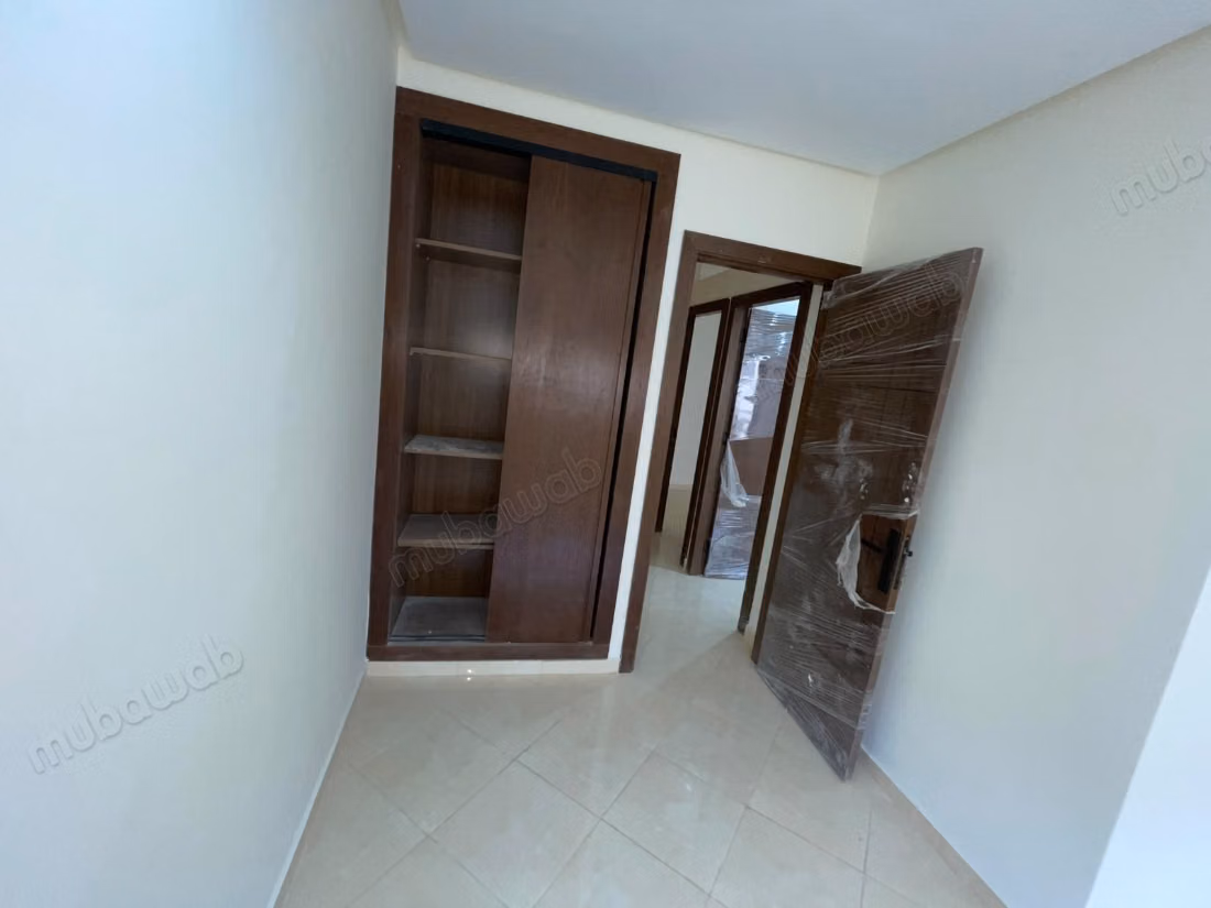 Appartement à vendre à alliance 
tr3 chambres. Four