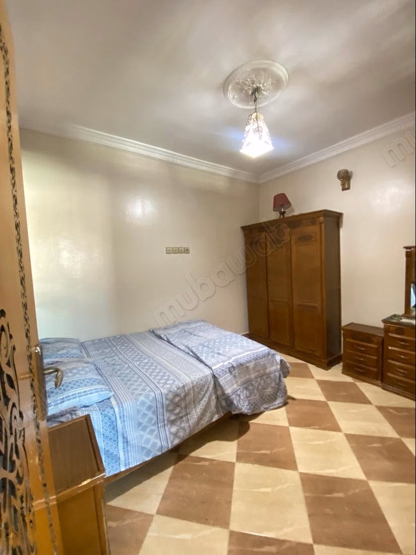 Bel appartement en location à Tanja Balia. 
3 grandes pièces. 
Bien meublé