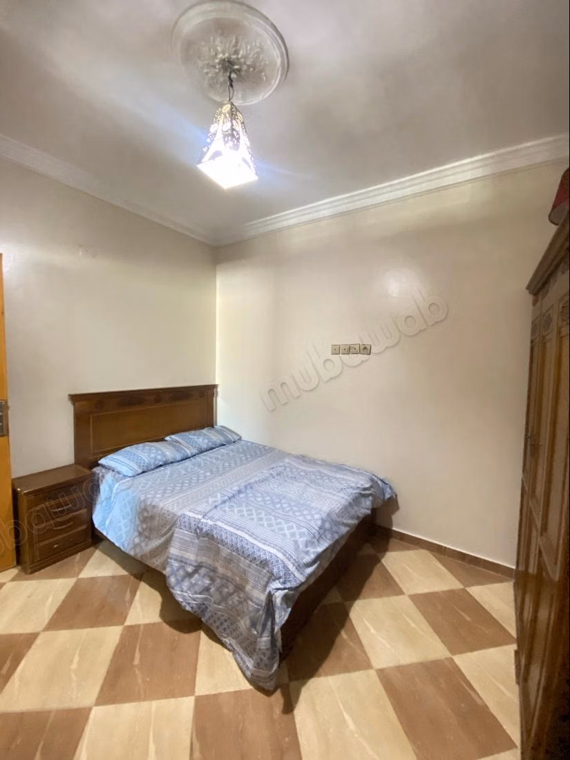 Bel appartement en location à Tanja Balia. 
3 grandes pièces. 
Bien meublé
