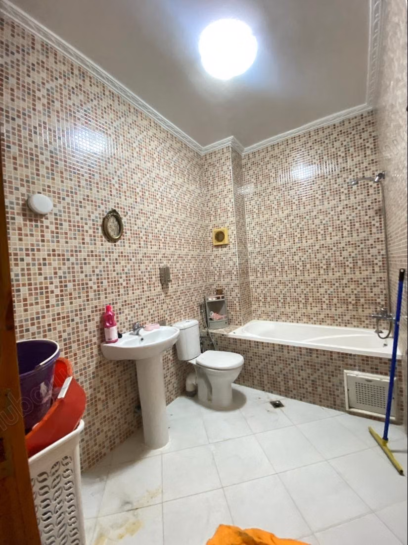 Bel appartement en location à Tanja Balia. 
3 grandes pièces. 
Bien meublé