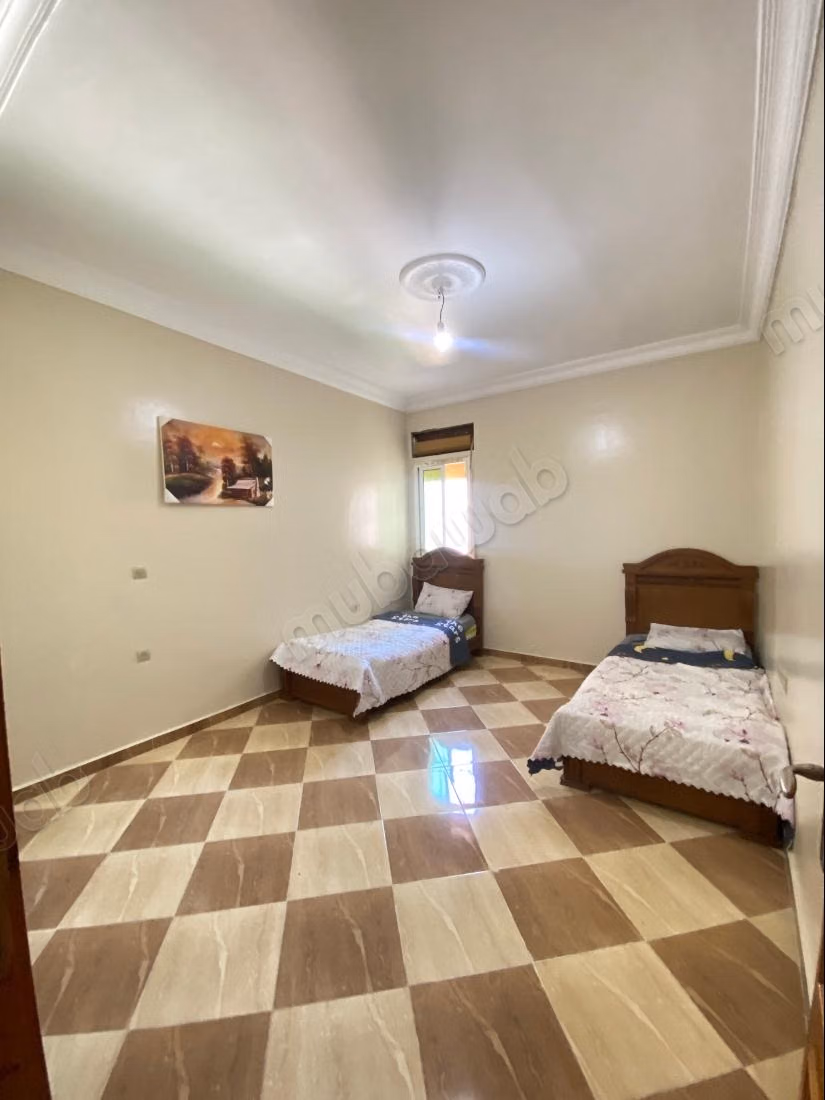 Bel appartement en location à Tanja Balia. 
3 grandes pièces. 
Bien meublé