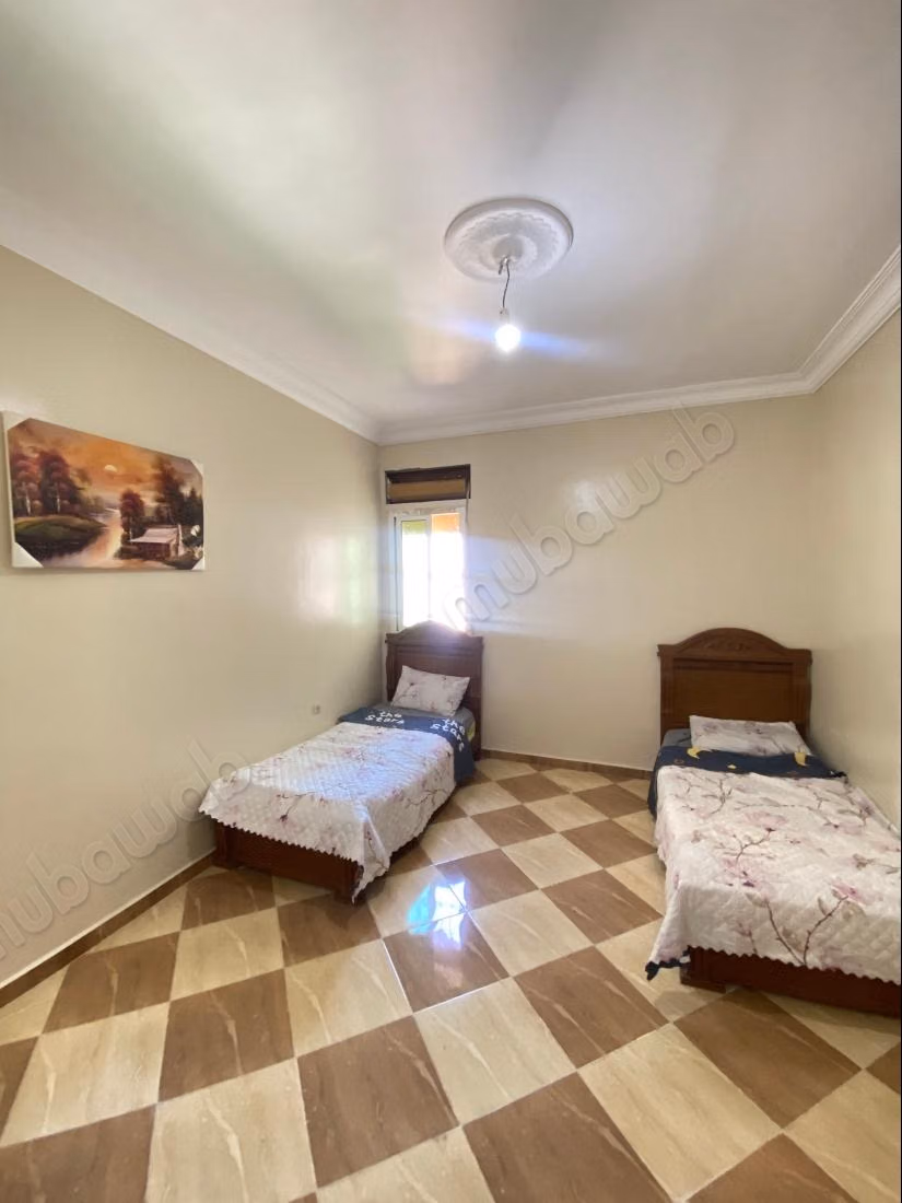 Bel appartement en location à Tanja Balia. 
3 grandes pièces. 
Bien meublé