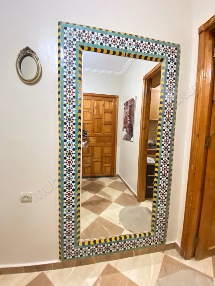 Bel appartement en location à Tanja Balia. 
3 grandes pièces. 
Bien meublé