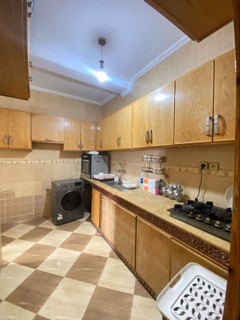 Bel appartement en location à Tanja Balia. 
3 grandes pièces. 
Bien meublé