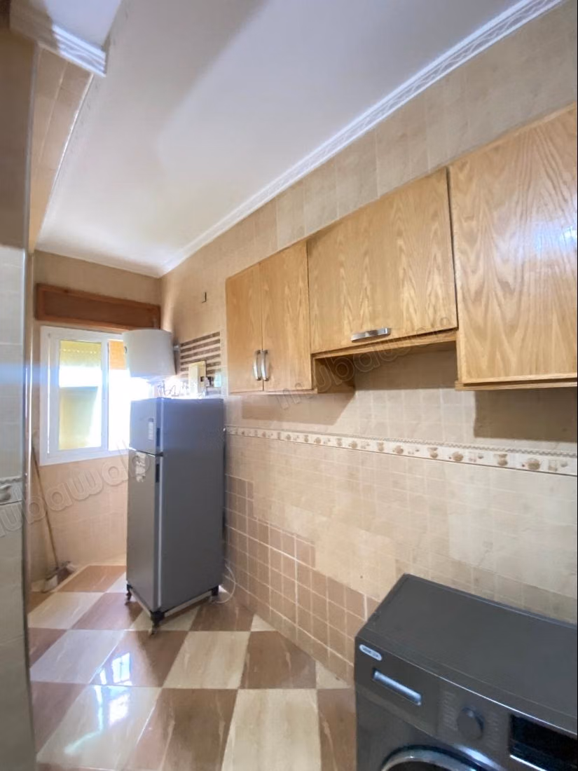 Bel appartement en location à Tanja Balia. 
3 grandes pièces. 
Bien meublé