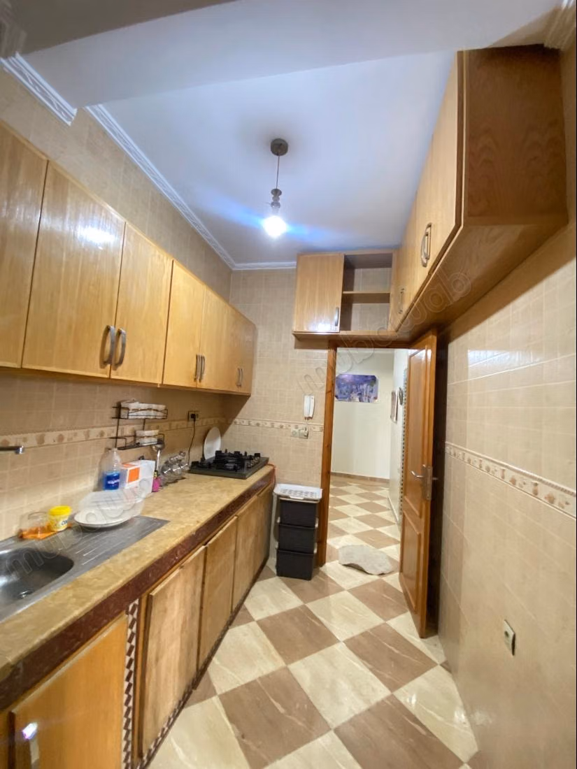 Bel appartement en location à Tanja Balia. 
3 grandes pièces. 
Bien meublé