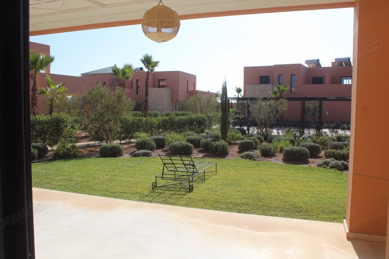 Bella villa arredata in un complesso con piscina