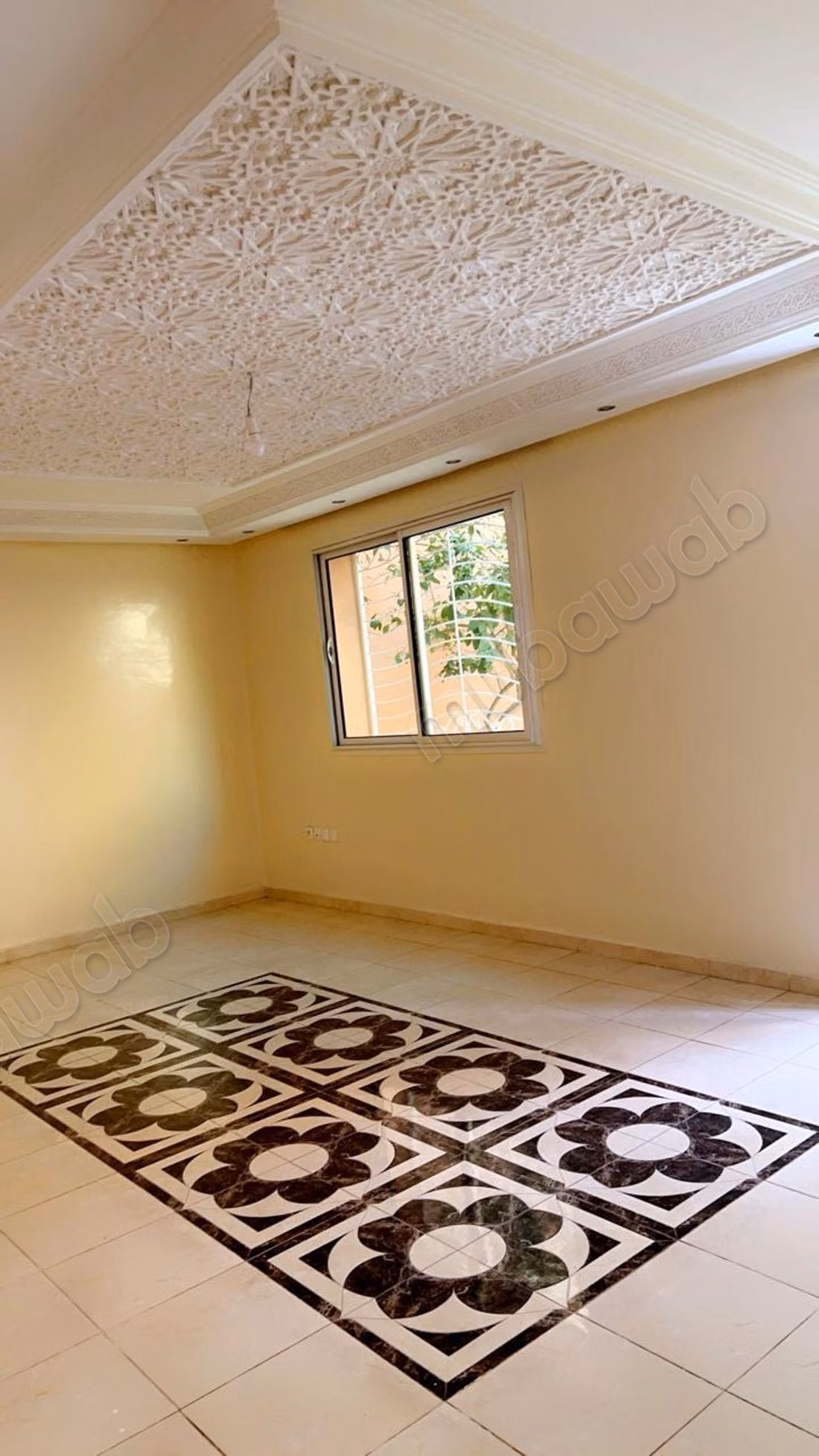 Louez semi cave à Hay Targa. 
Superficie 150 m². 
Jardin et terrasse