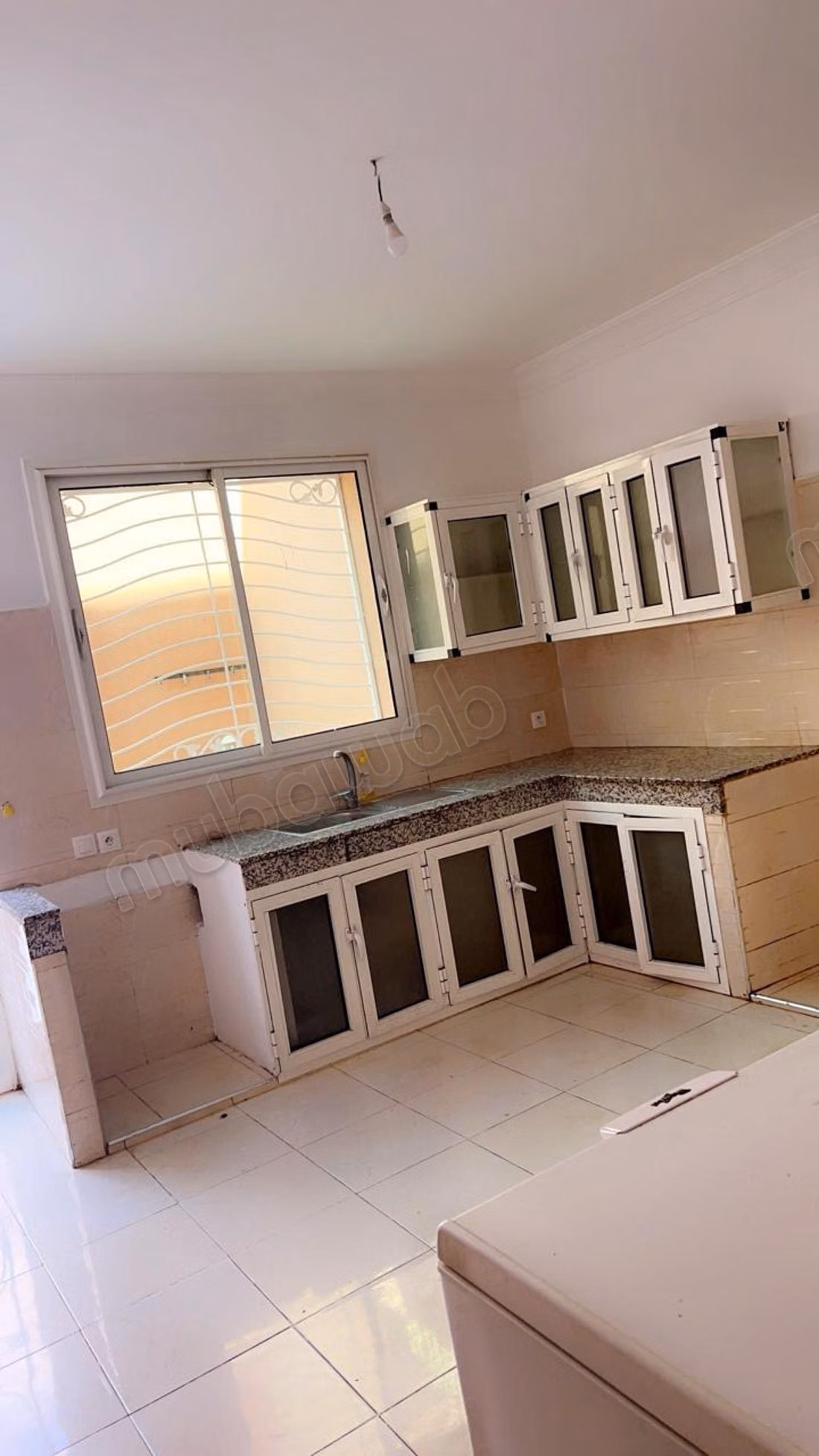 Louez semi cave à Hay Targa. 
Superficie 150 m². 
Jardin et terrasse