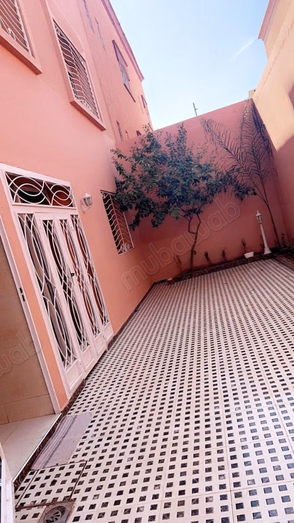 Louez semi cave à Hay Targa. 
Superficie 150 m². 
Jardin et terrasse