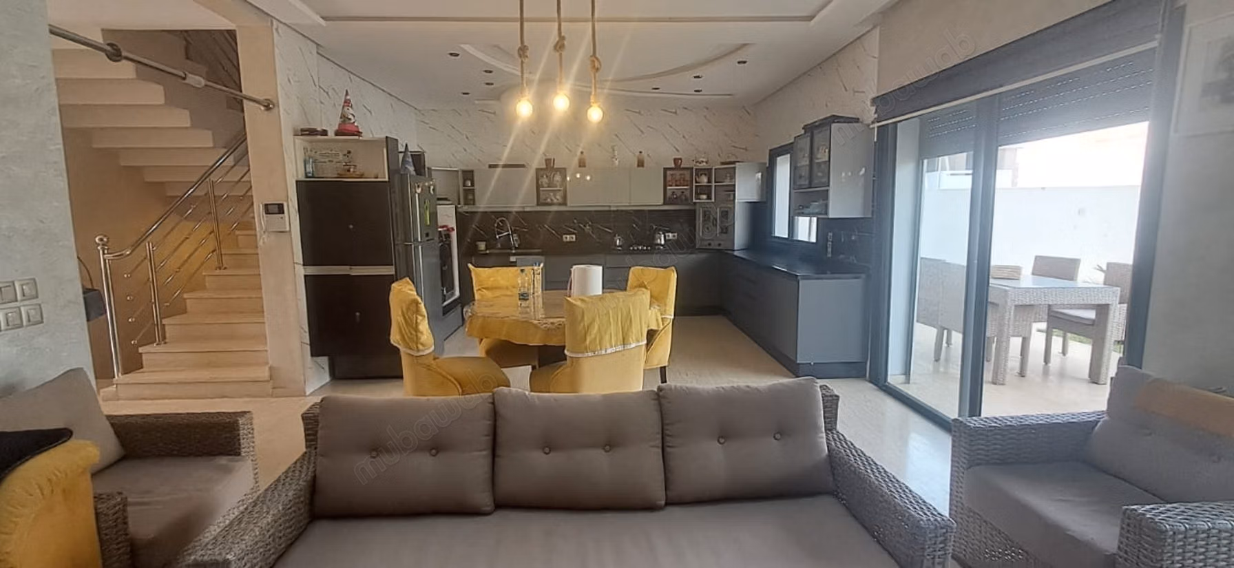 New villa in Victoria with large garden