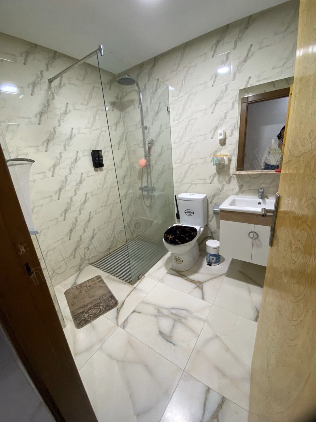 Encuentra un piso en alquiler en Hay el matar. 
1 Habitación. Conserje disponible, aire condicionado general