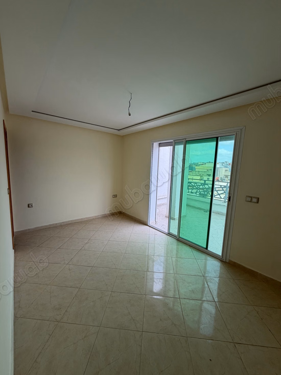 Appartement à louer dans le quartier Ahla. Superficie totale de 110 m². Double vitrage et porte solide