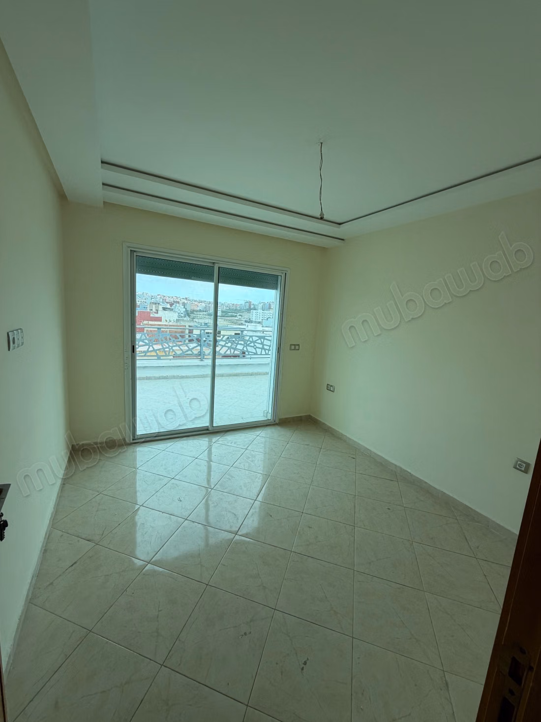Appartement à louer dans le quartier Ahla. Superficie totale de 110 m². Double vitrage et porte solide