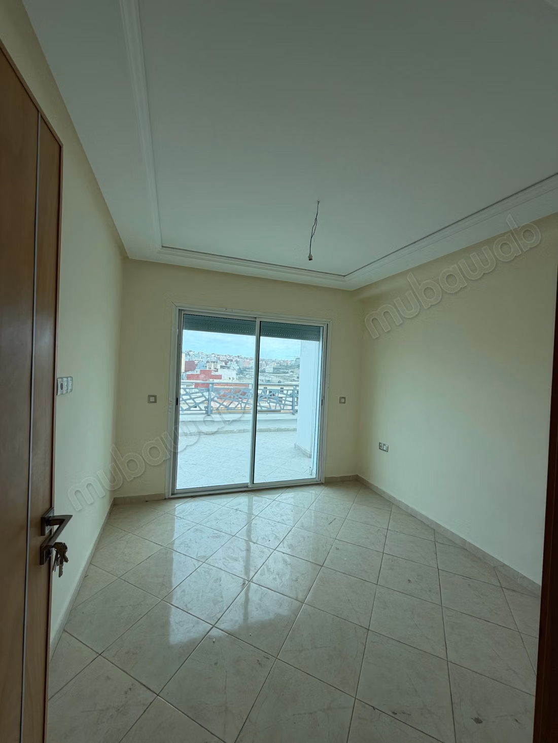 Appartement à louer dans le quartier Ahla. Superficie totale de 110 m². Double vitrage et porte solide