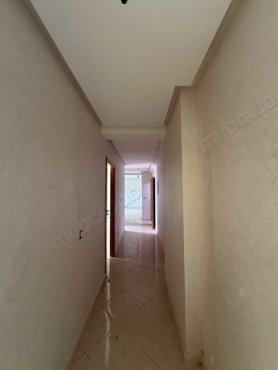 Appartement à louer dans le quartier Ahla. Superficie totale de 110 m². Double vitrage et porte solide