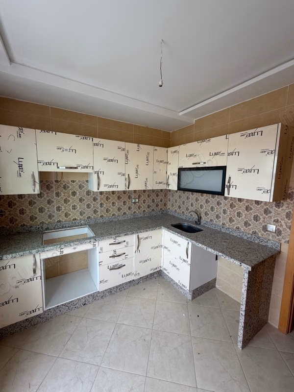 Appartamento in affitto nel quartiere Ahla. Superficie totale di 110 m². Doppio vetro e porta robusta