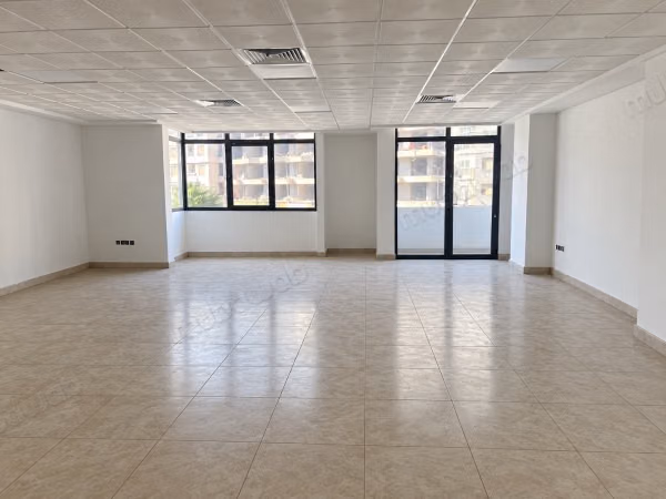 New office 87m2 with balcony on the 1st floor on Ibn T street