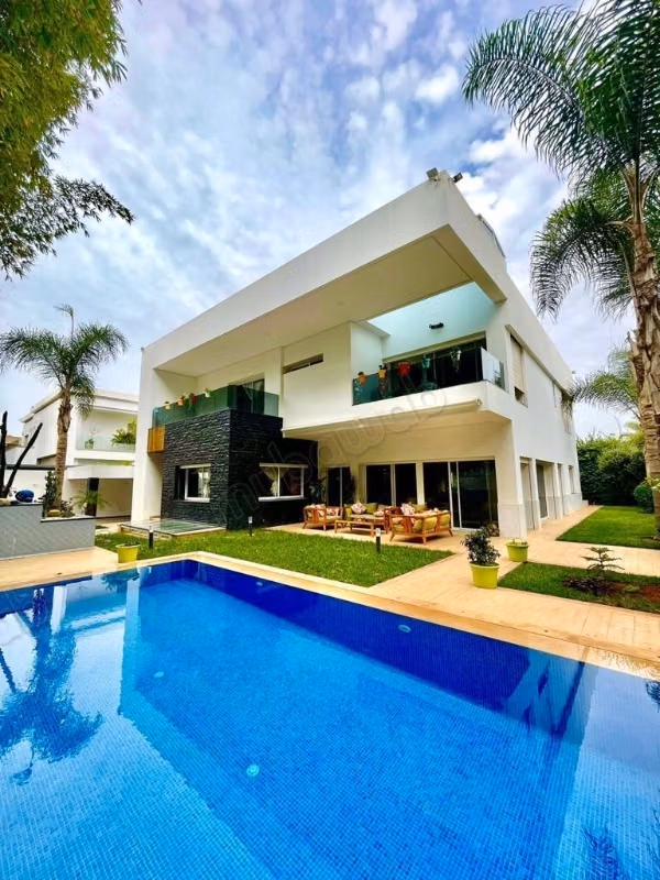 Luxury house for sale in Souissi. Total area 739 m². Satellite system and Moroccan lounge