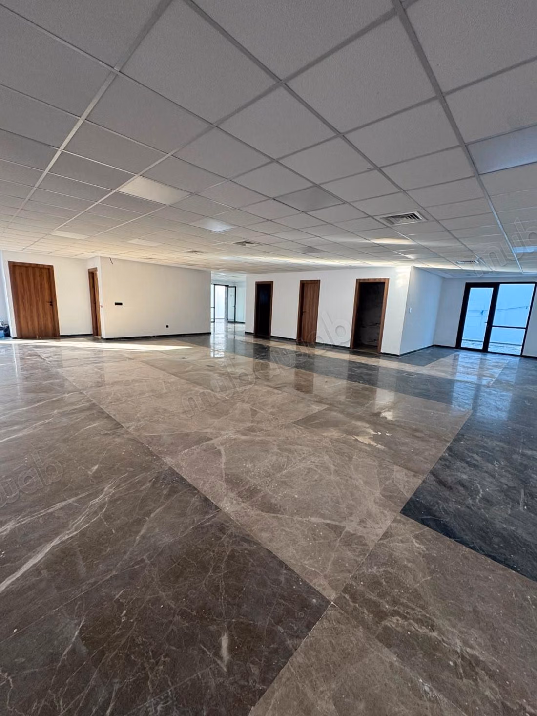 Commercial premises for rent in Souissi. Area 2000 m². Double glazing windows and central heating