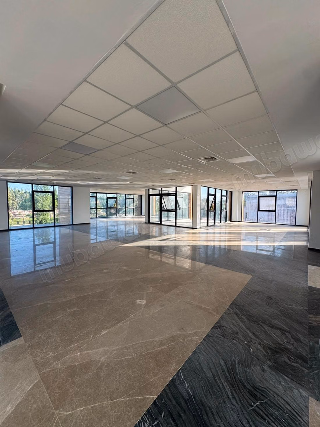 Commercial premises for rent in Souissi. Area 2000 m². Double glazing windows and central heating