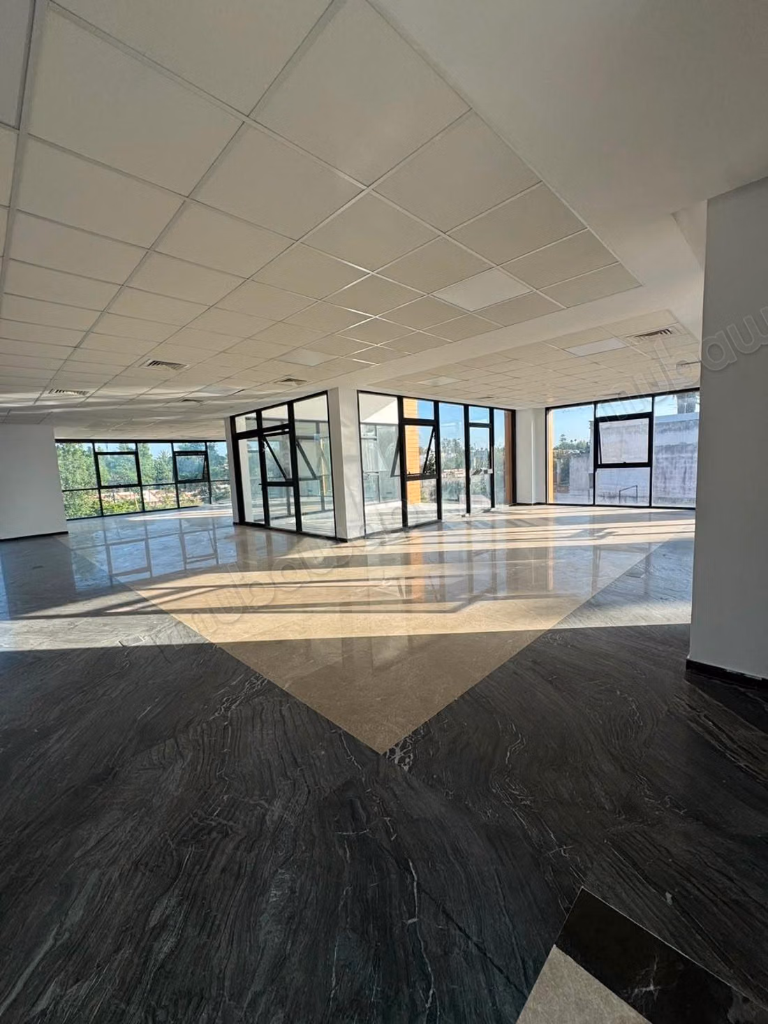 Commercial premises for rent in Souissi. Area 2000 m². Double glazing windows and central heating