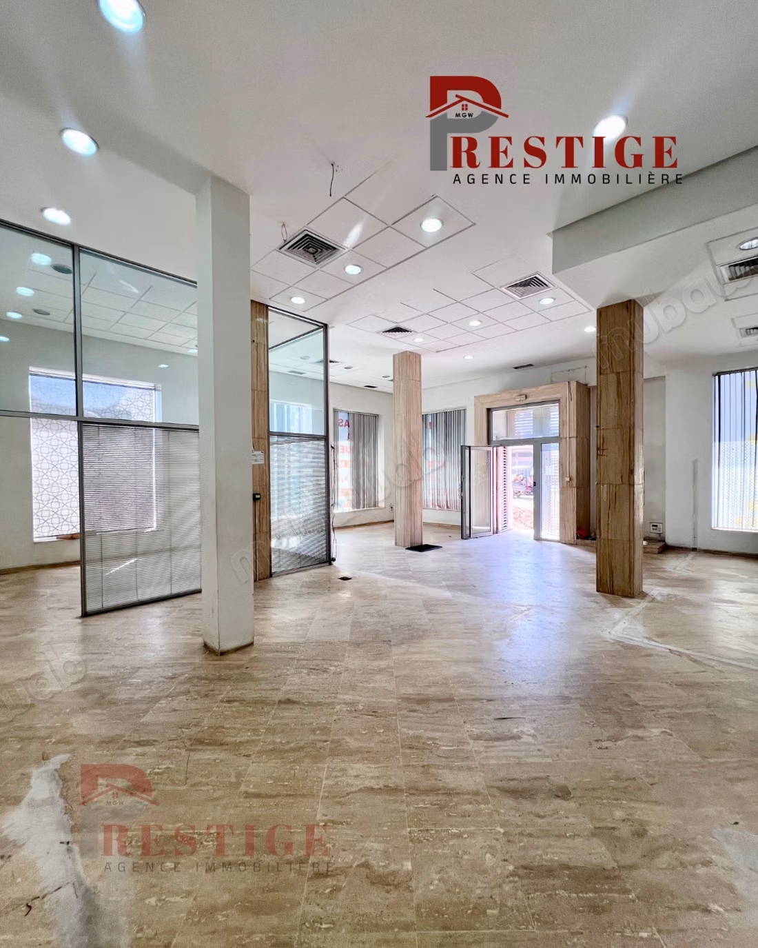Beautiful commercial space for rent in Ain Harrouda. Total area 139 m². Secure door and central heating.