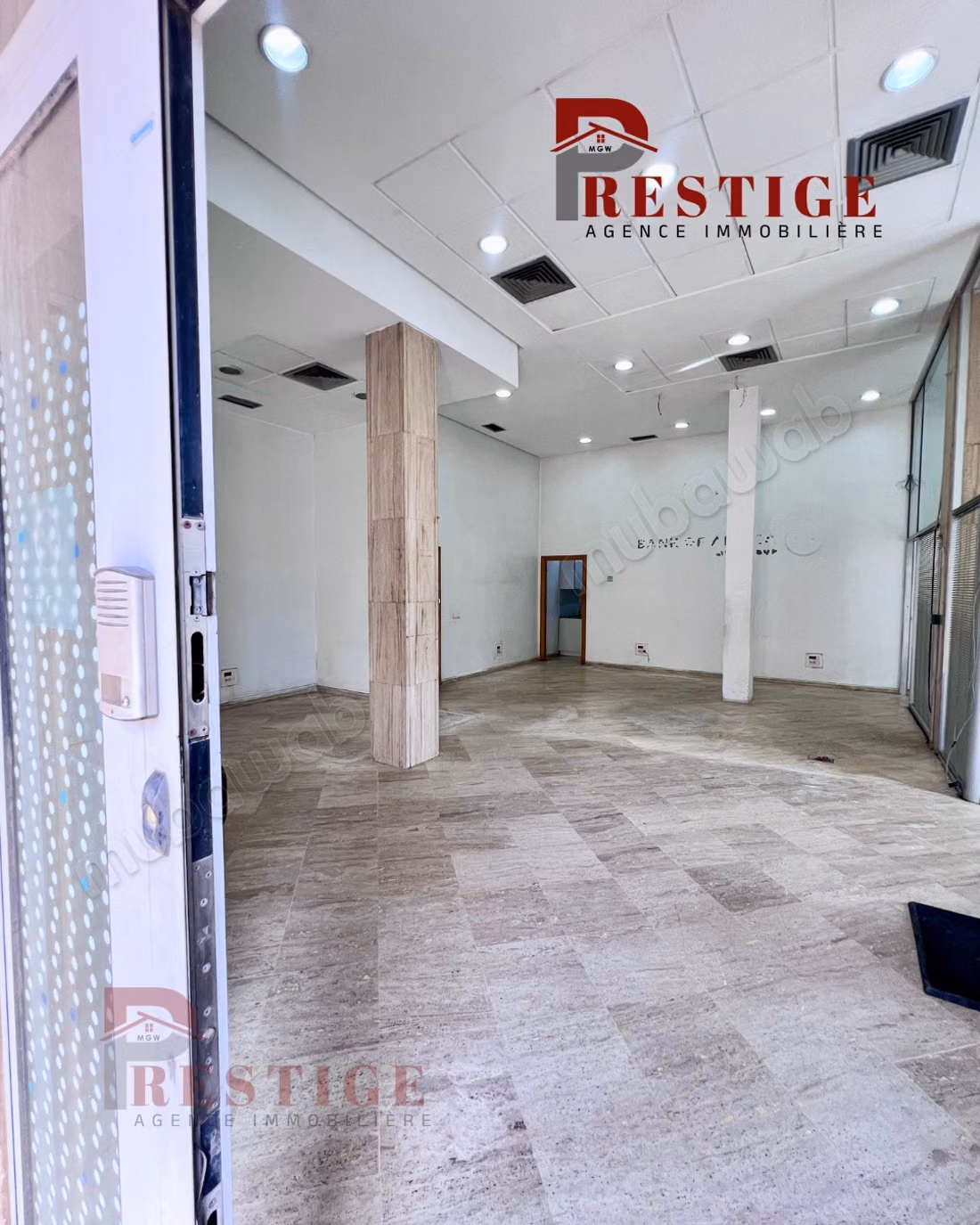 Beautiful commercial space for rent in Ain Harrouda. Total area 139 m². Secure door and central heating.
