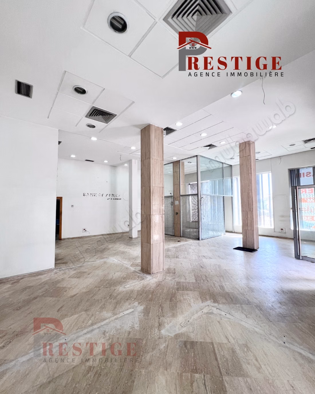 Beautiful commercial space for rent in Ain Harrouda. Total area 139 m². Secure door and central heating.