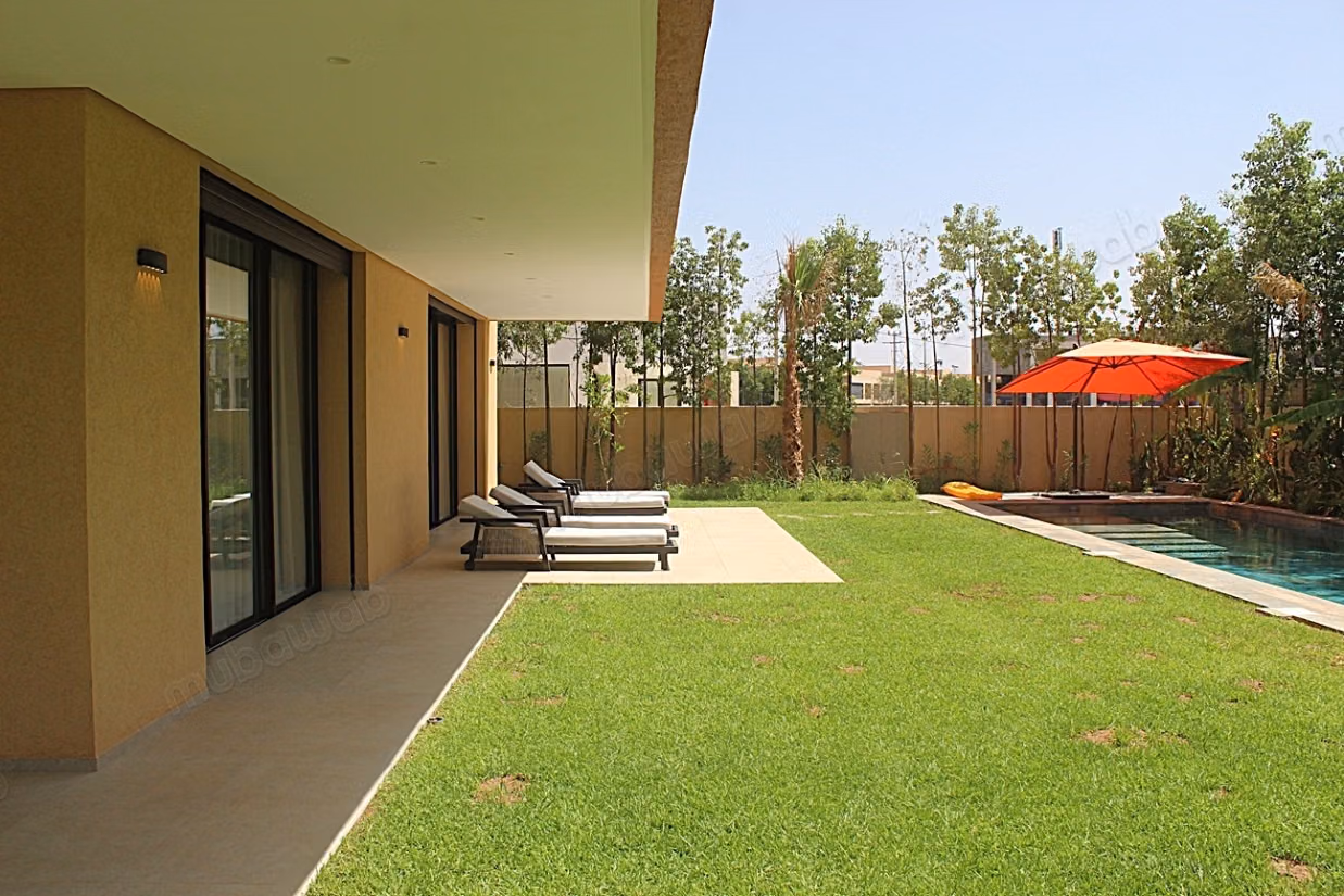 Beautiful semi-furnished villa with 5 bedrooms
