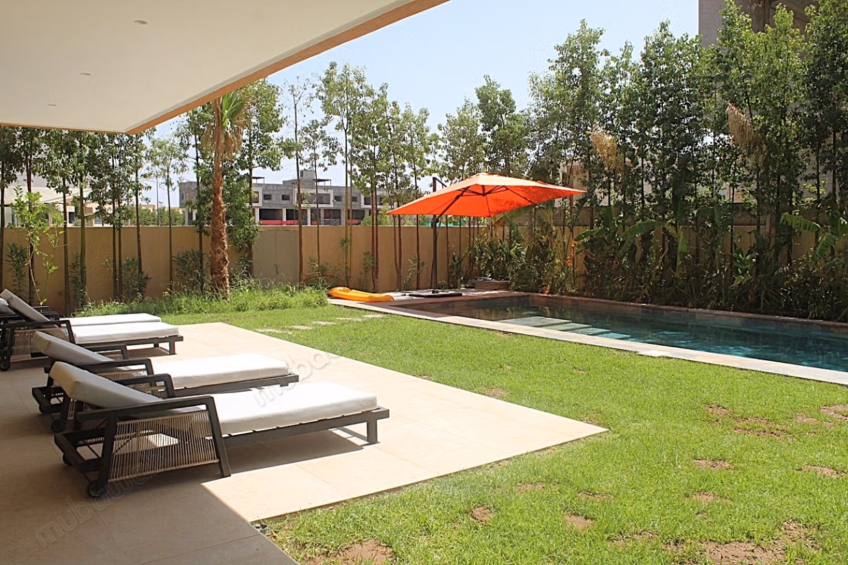 Beautiful semi-furnished villa with 5 bedrooms